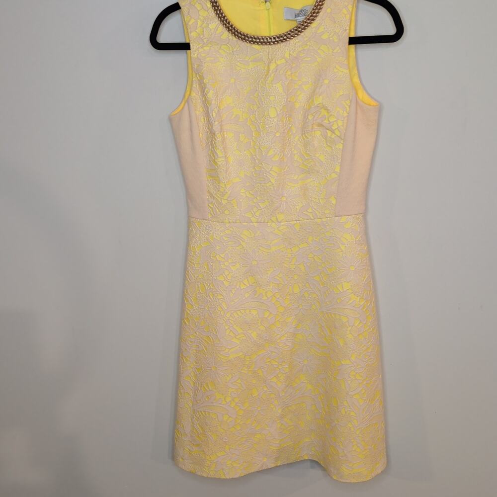 Belle Badgley Mischka Yellow Floral Jacquard Sheath Dress Gold Chain Neck Size 6